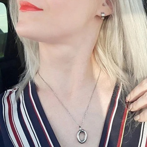 Simple Interlocking Necklace, 18KTGold/Platinum Plated - Picture 7 of 7